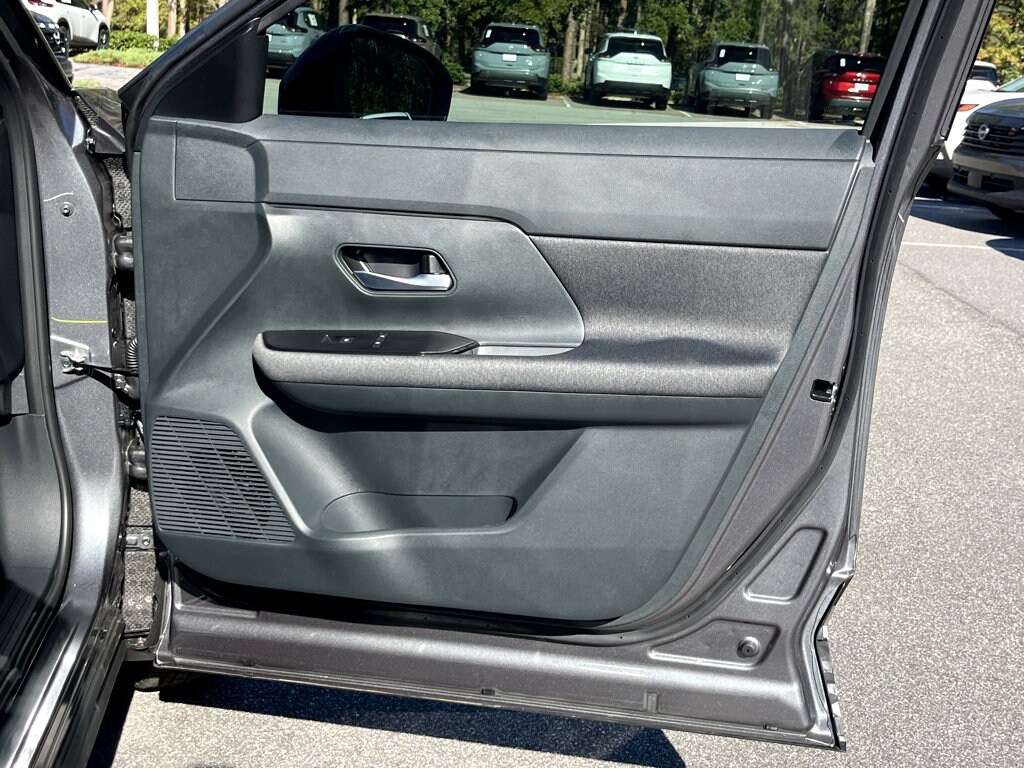 2025 Nissan Kicks SR photo 2