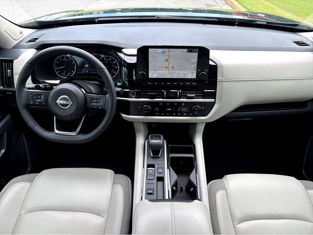 2023 Nissan Pathfinder SL photo 3