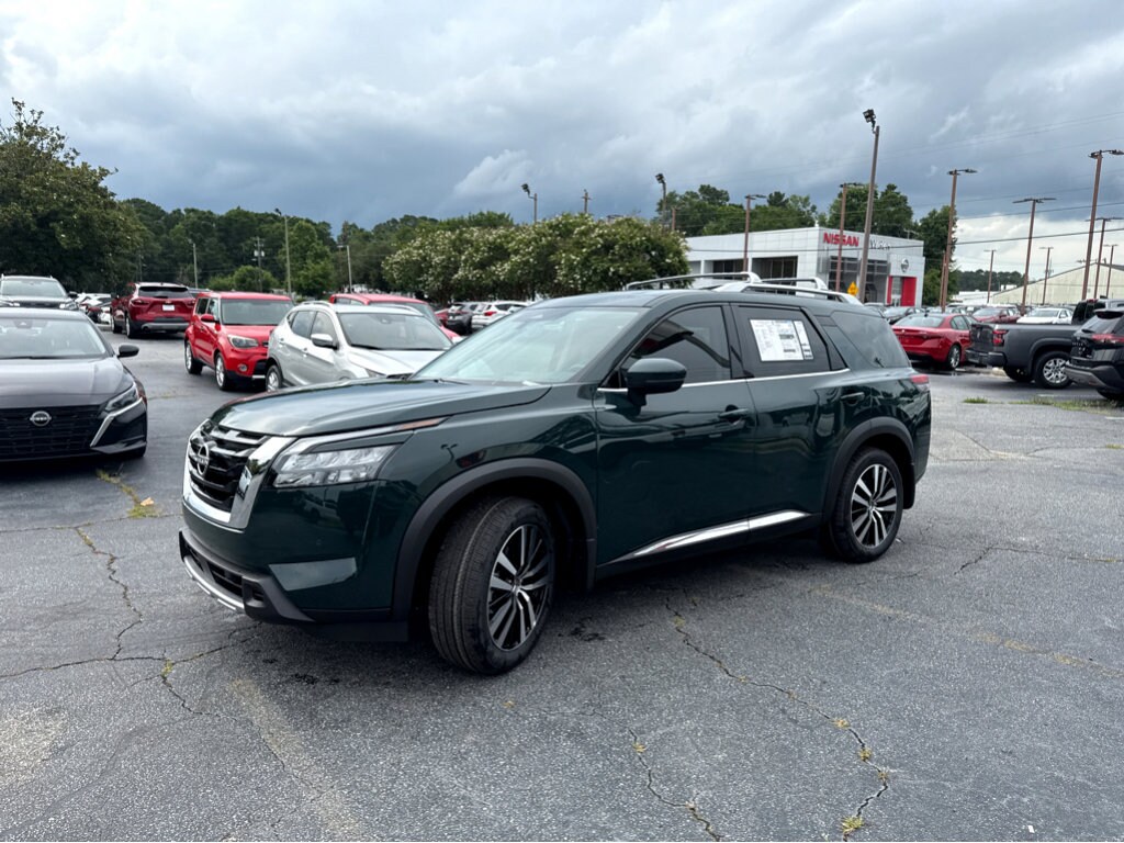 2025 Nissan Pathfinder Platinum photo 3