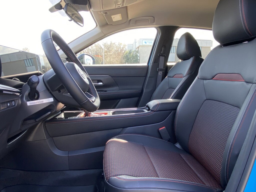 2025 Nissan Kicks SR photo 4