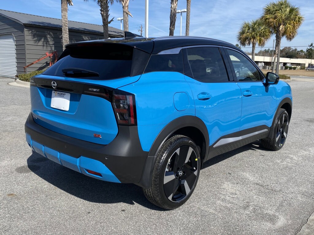 2025 Nissan Kicks SR photo 2