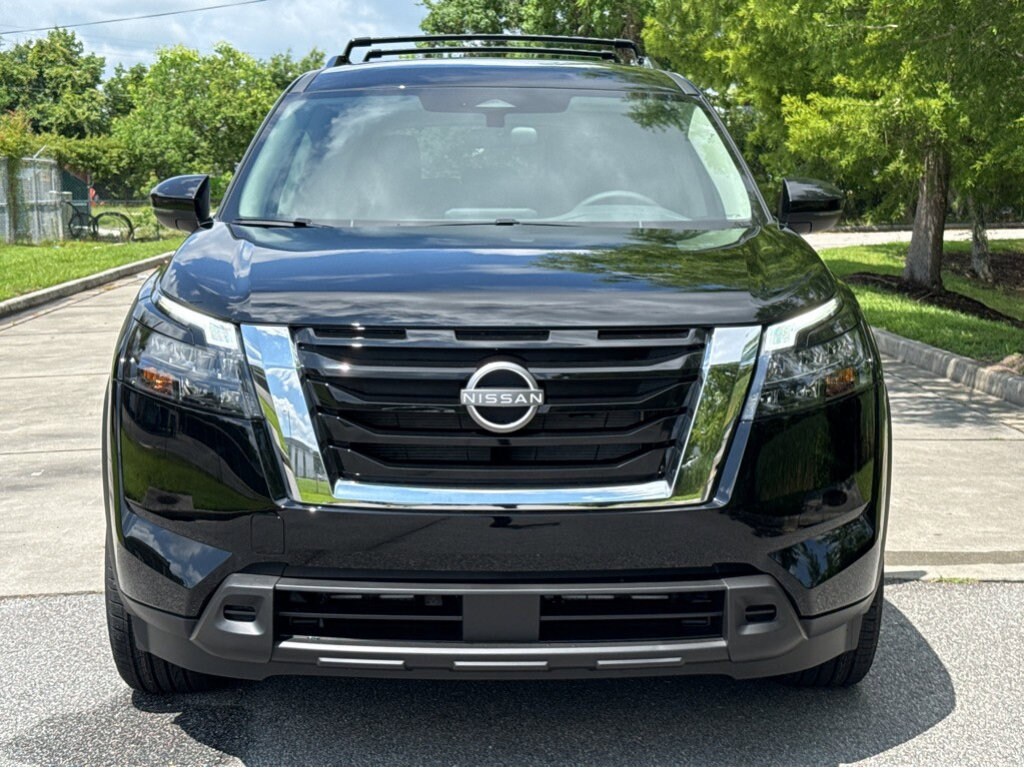 2025 Nissan Pathfinder SV photo 2
