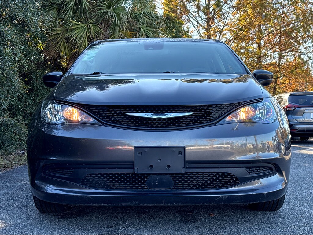 2021 Chrysler Voyager L photo 2