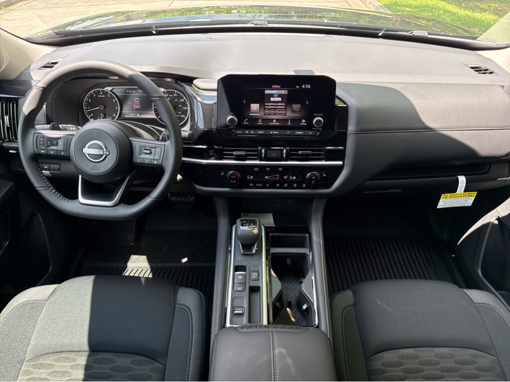 2025 Nissan Pathfinder SV photo 4
