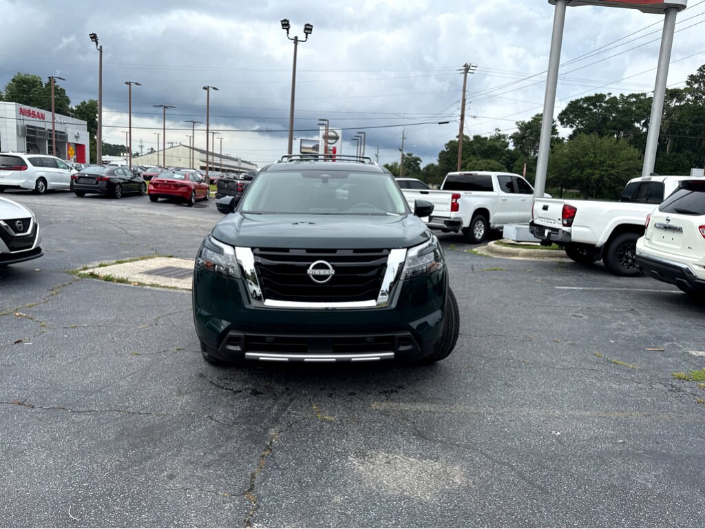 2025 Nissan Pathfinder Platinum photo 2