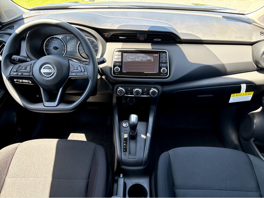2025 Nissan Kicks Play S photo 2
