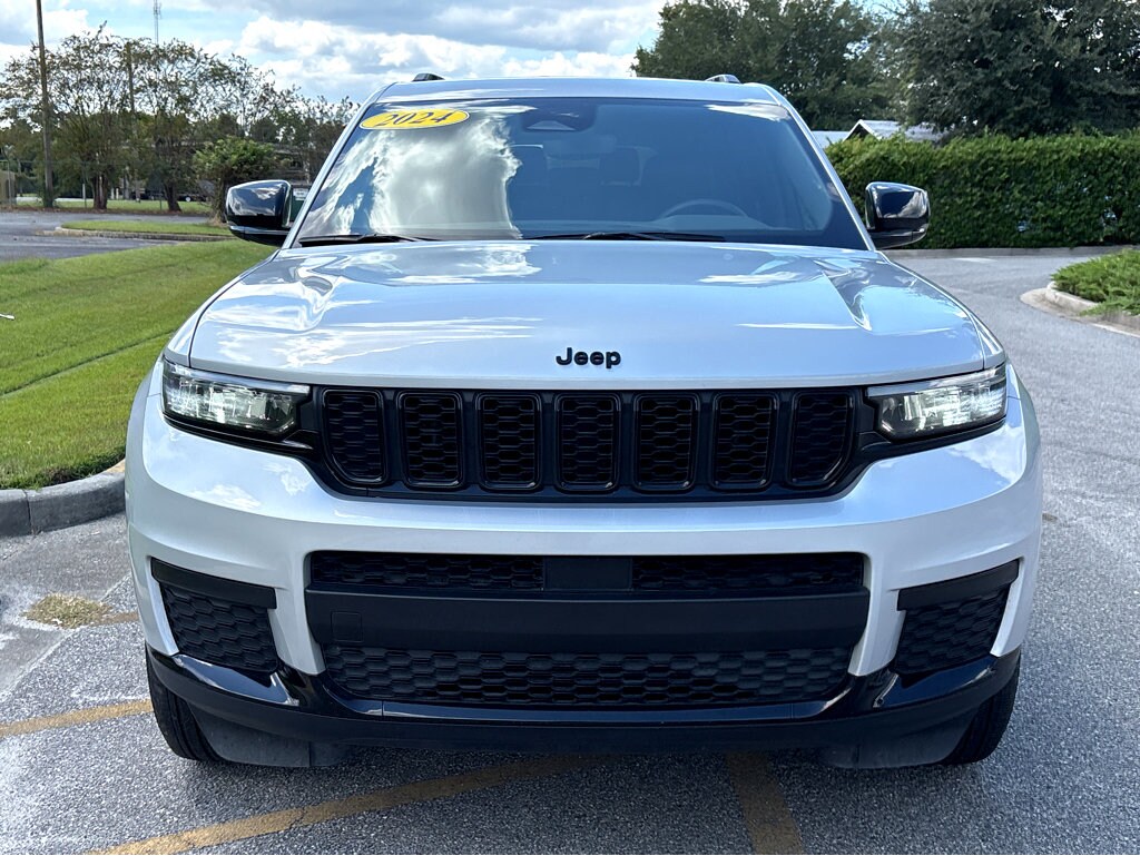 2024 Jeep Grand Cherokee Altitude photo 2