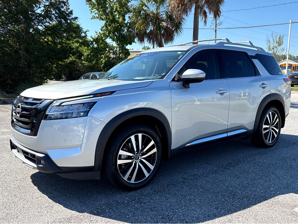 2024 Nissan Pathfinder Platinum photo 2