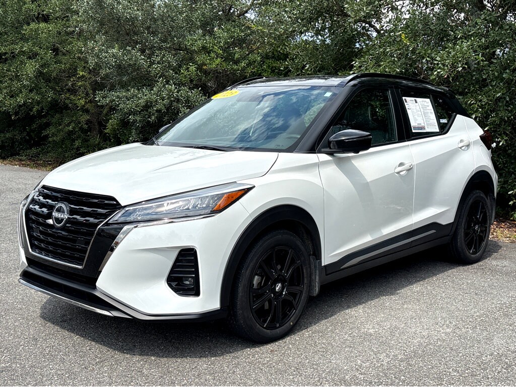 2023 Nissan Kicks SR photo 2