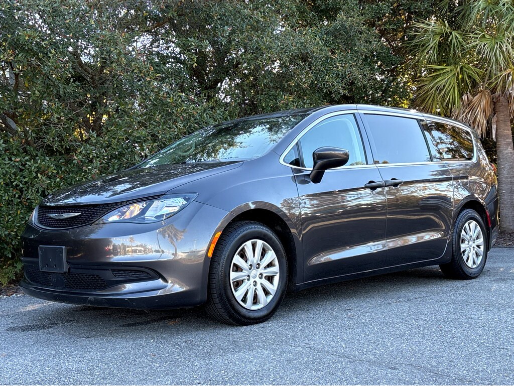 2021 Chrysler Voyager L photo 3