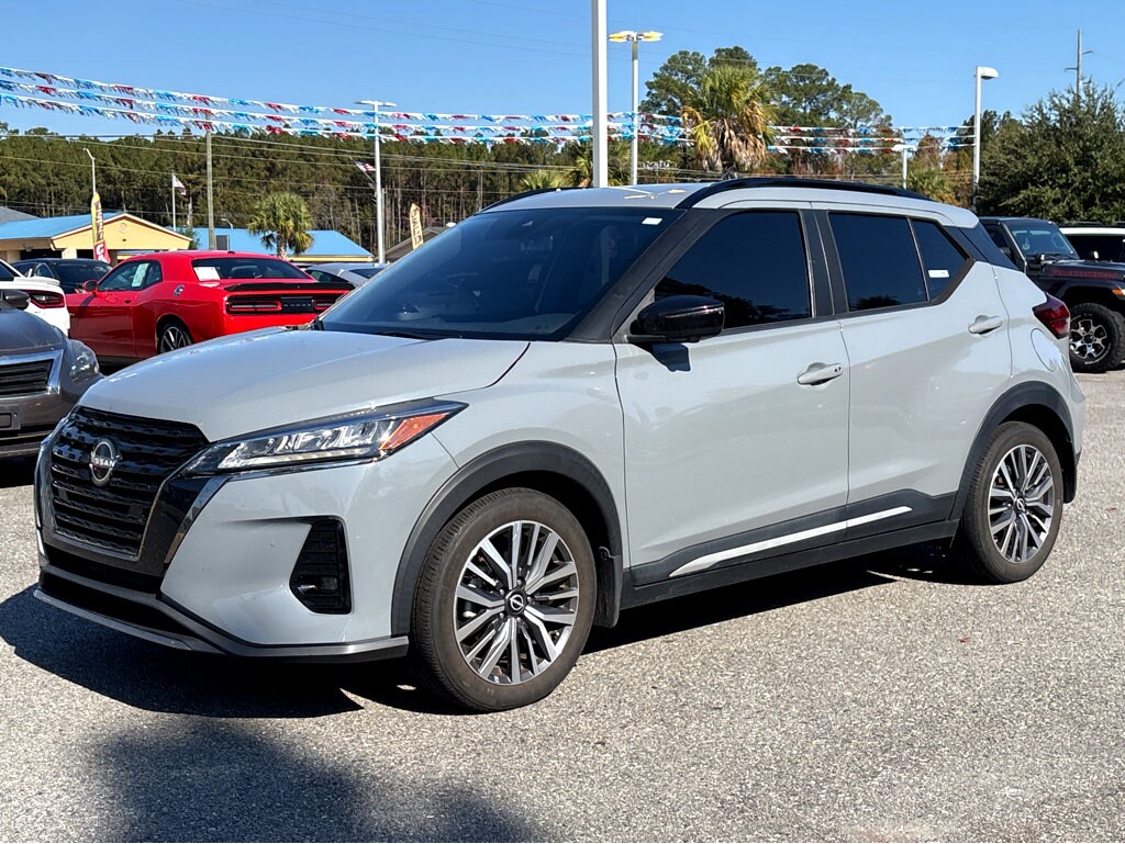 2023 Nissan Kicks SR photo 2