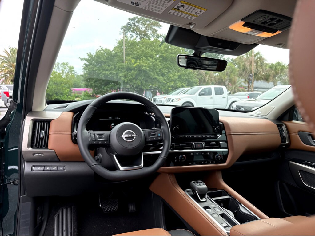 2025 Nissan Pathfinder Platinum photo 4