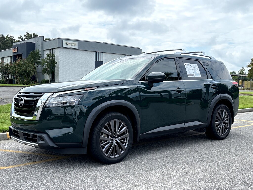 2023 Nissan Pathfinder SL photo 3