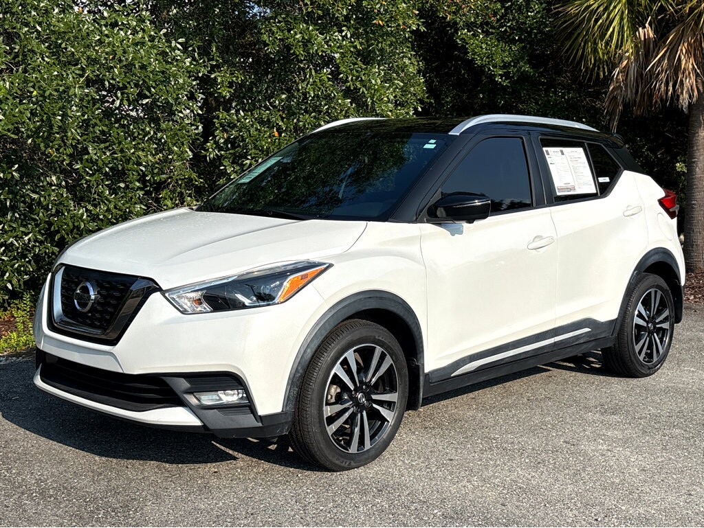 2019 Nissan Kicks SR photo 2