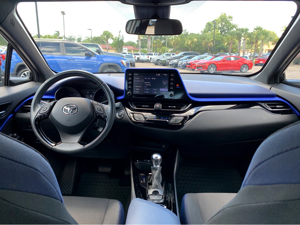 2022 Toyota C-HR XLE photo 4