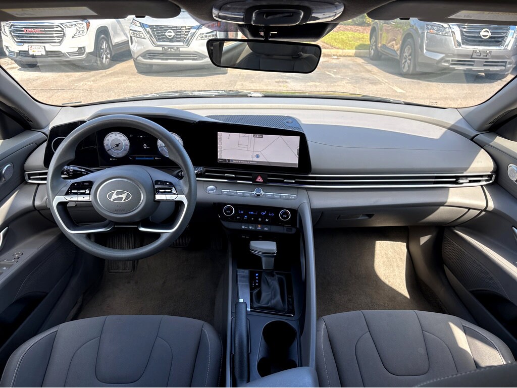 2024 Hyundai Elantra SEL photo 3