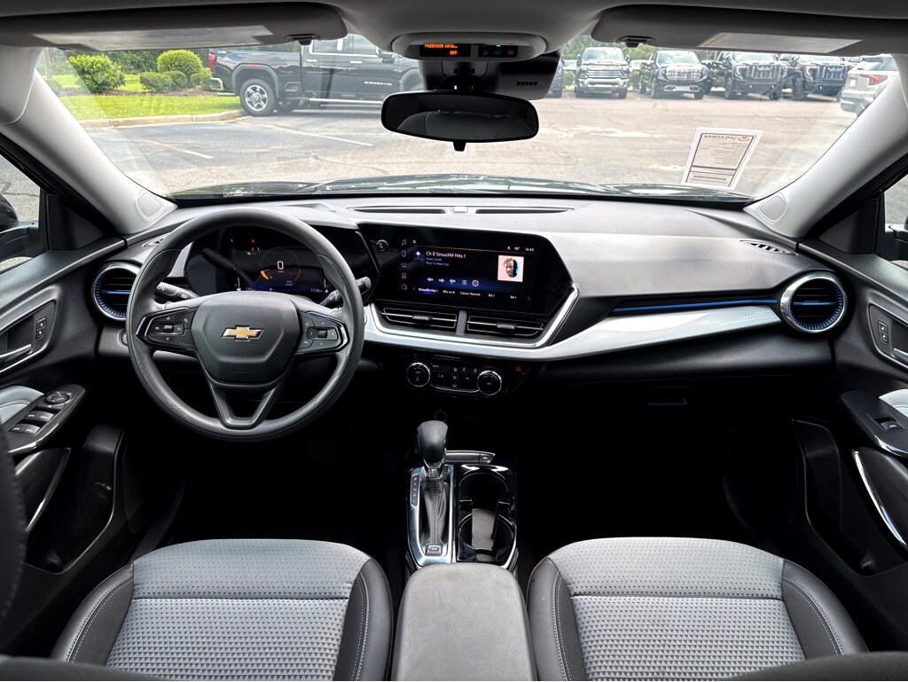 2024 Chevrolet Trax LT photo 2