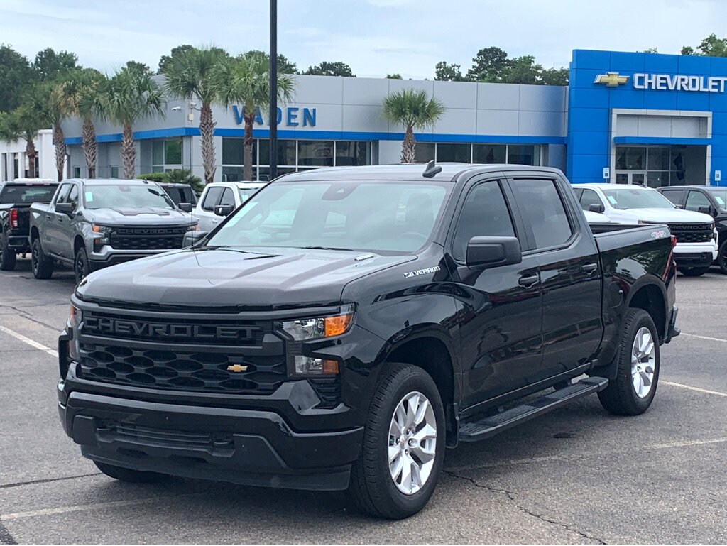 2024 Chevrolet Silverado 1500 Custom photo 3