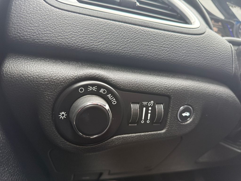2015 Chrysler 200 Limited photo 4