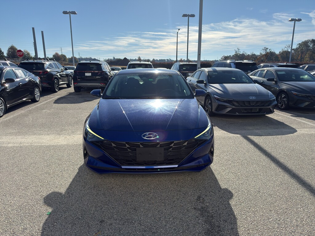 2023 Hyundai Elantra SEL photo 3