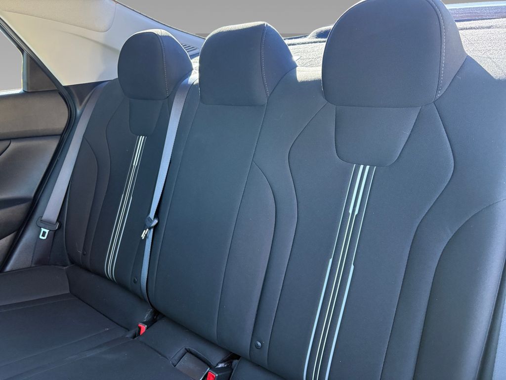 2021 Hyundai Elantra SEL Convenience photo 3