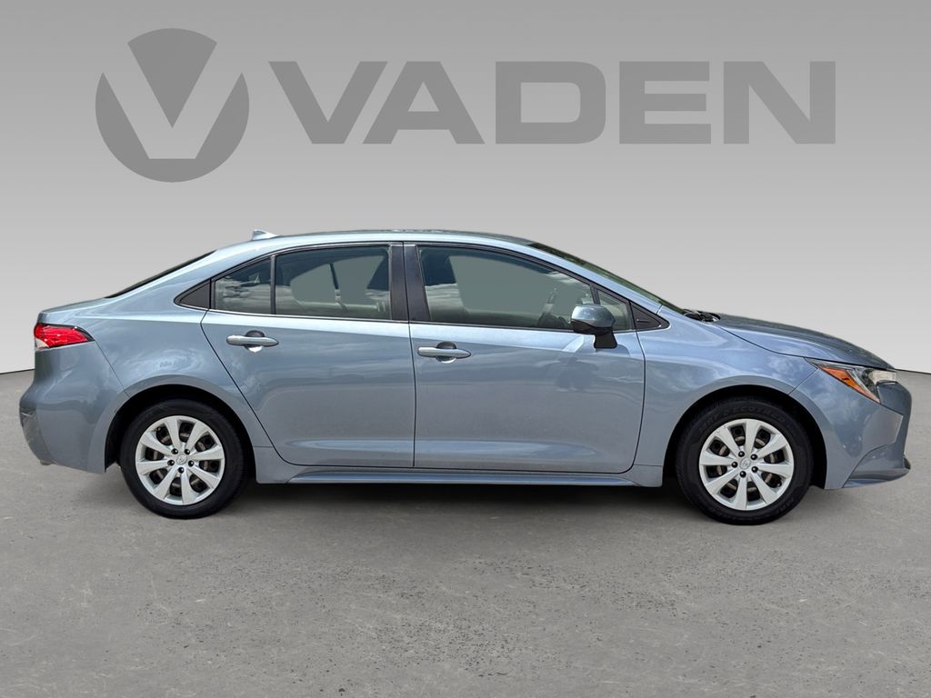 2022 Toyota Corolla LE photo 3