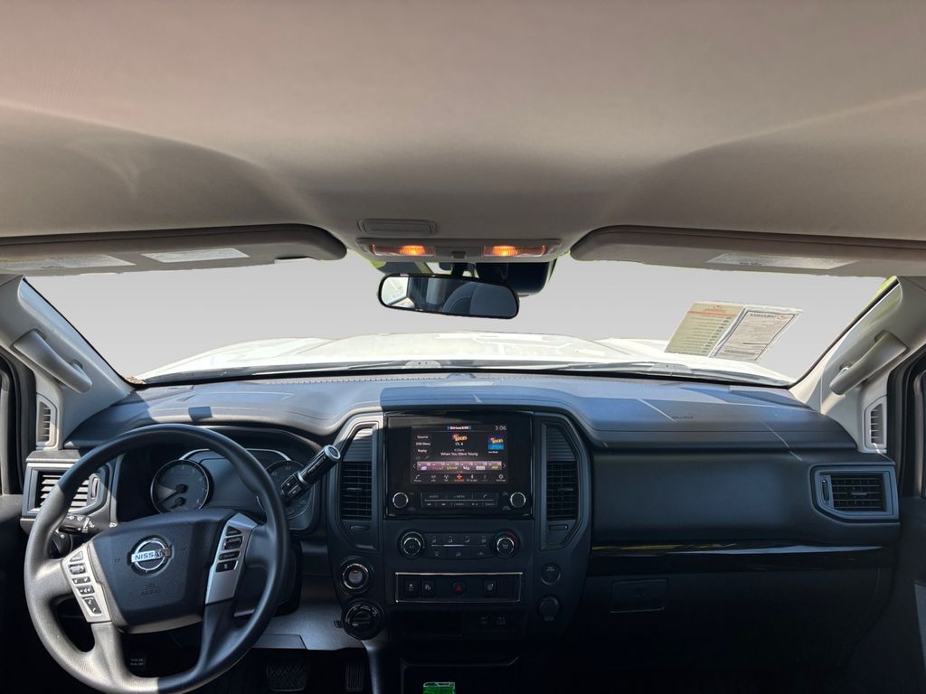 2022 Nissan Titan SV Crew Cab photo 2