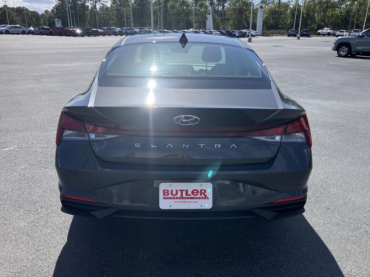 2023 Hyundai Elantra SEL photo 4