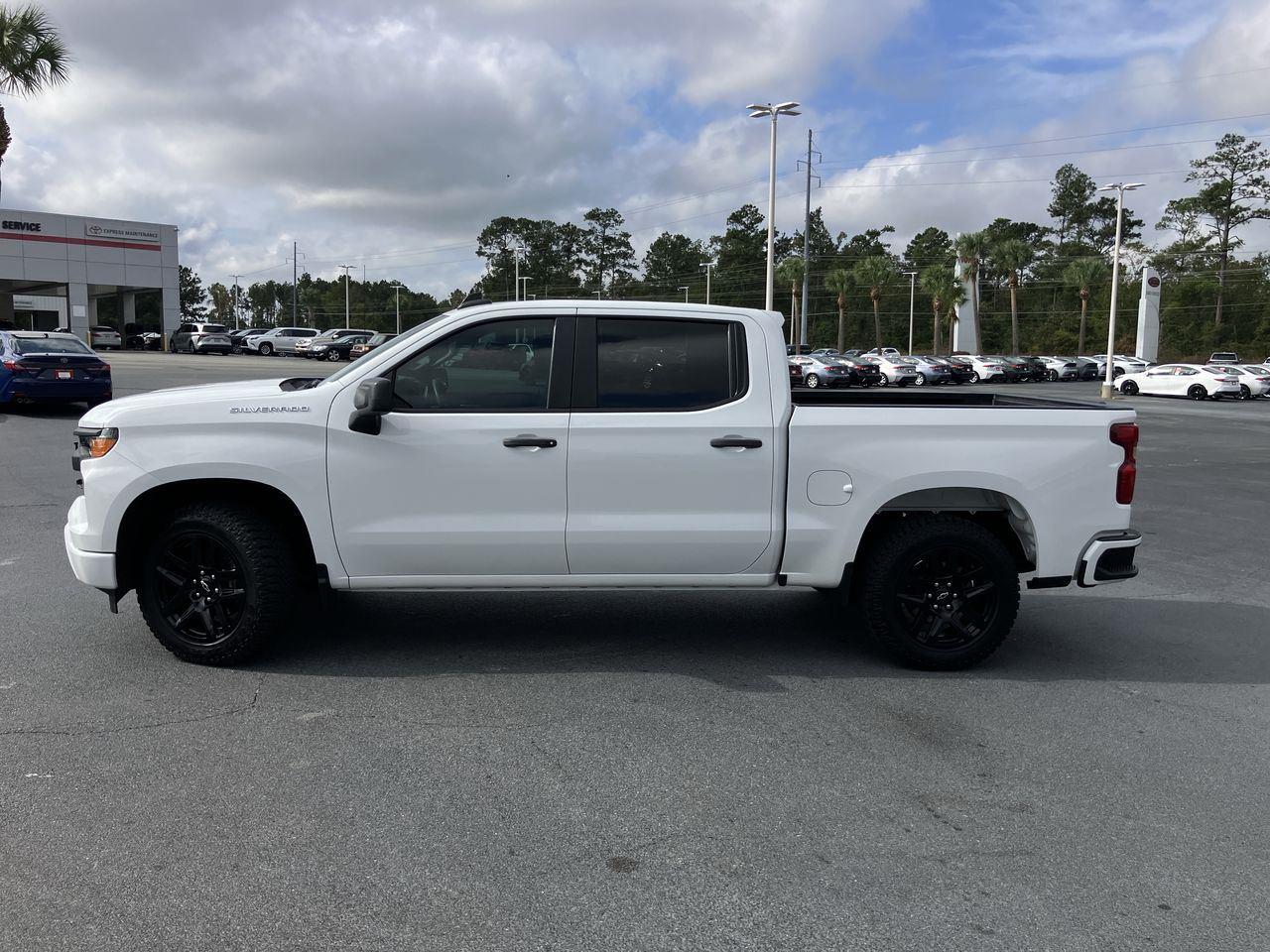2022 Chevrolet Silverado 1500 Custom photo 2