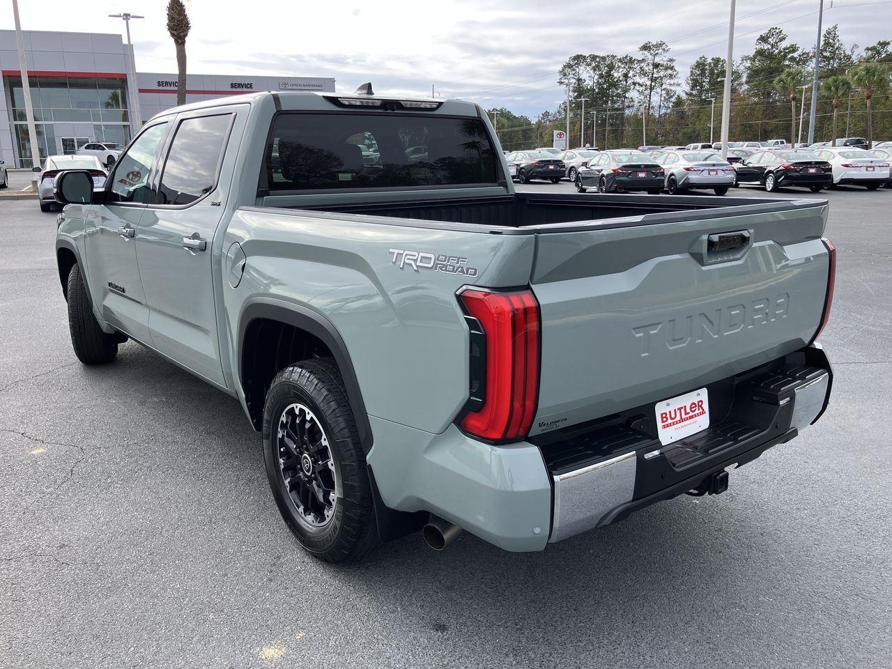 2022 Toyota Tundra SR5 CrewMax photo 3