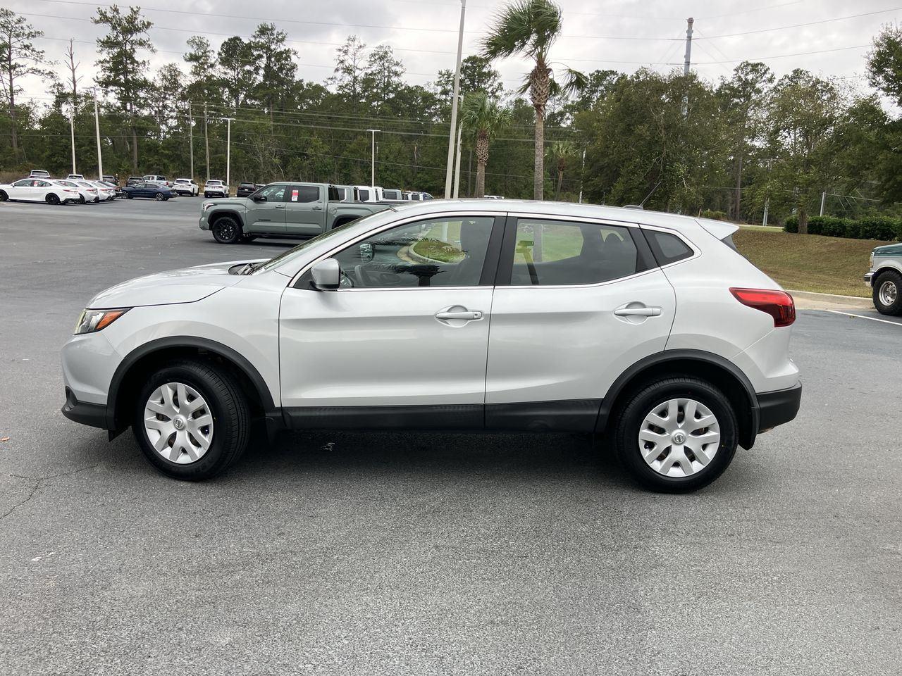2019 Nissan Rogue Sport S photo 2