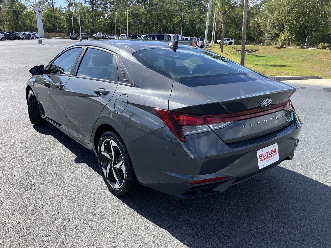 2023 Hyundai Elantra SEL photo 3