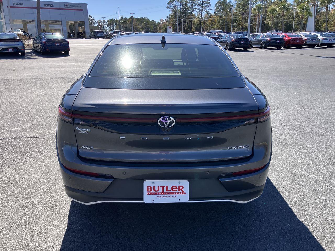 2023 Toyota Crown Limited photo 4