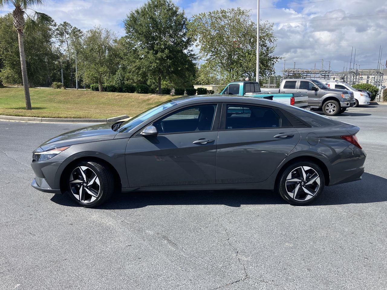 2023 Hyundai Elantra SEL photo 2