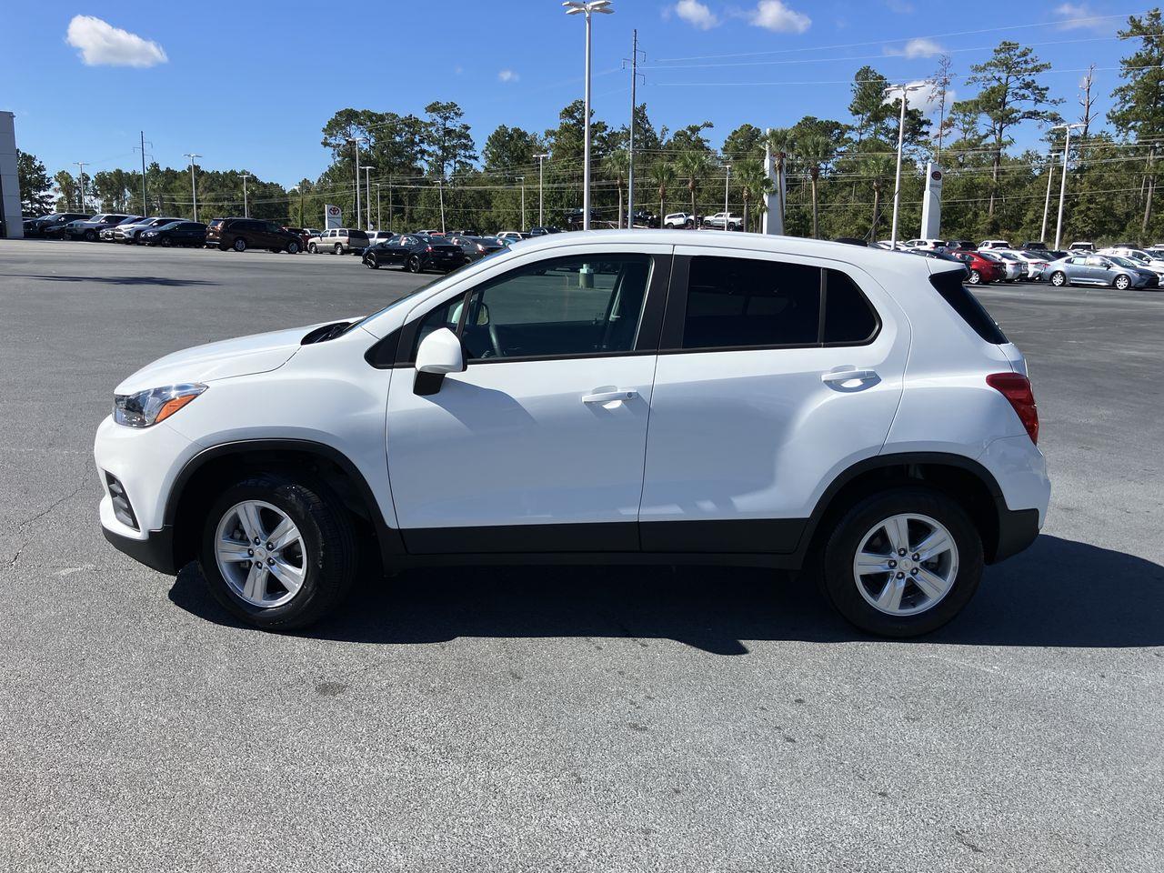 2022 Chevrolet Trax LS photo 2