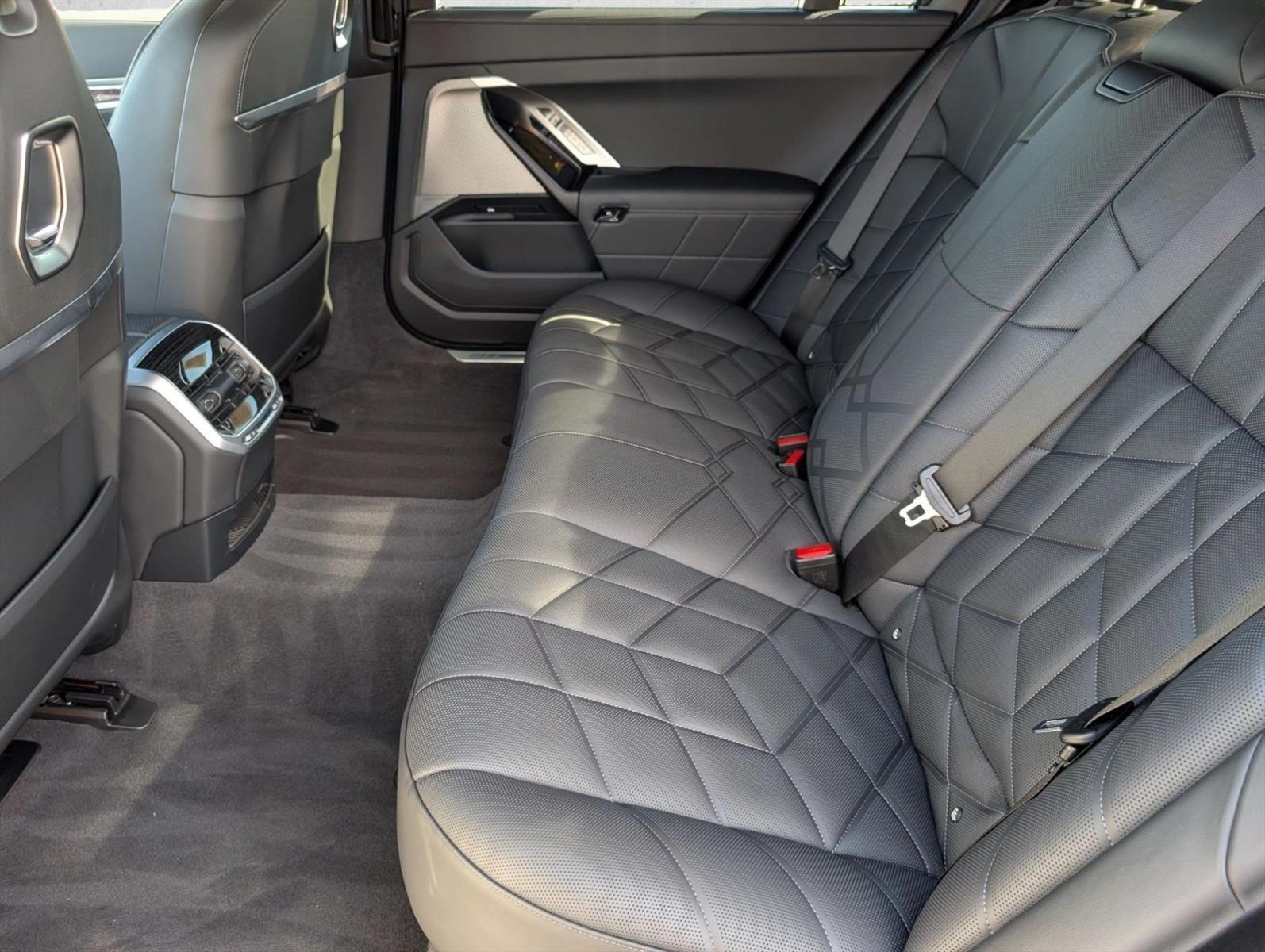 2026 BMW 7 Series 750e - Photo 21