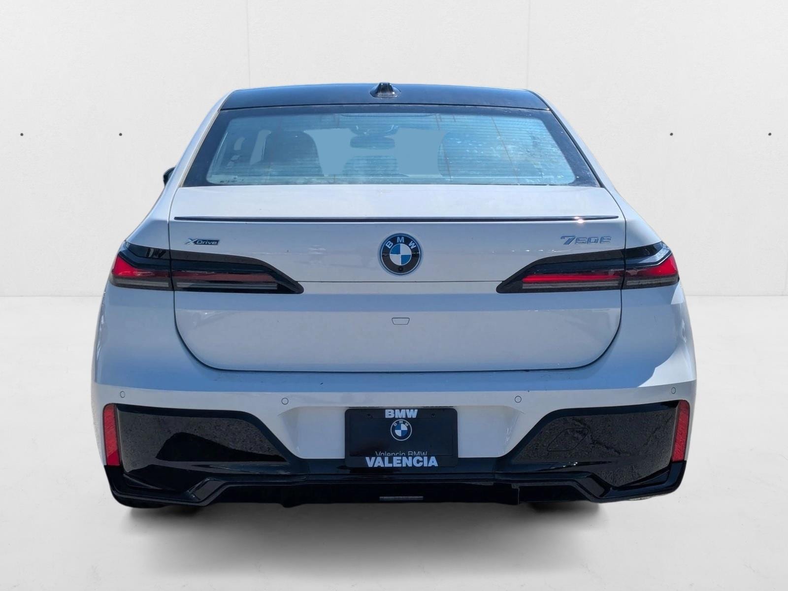 2025 BMW 7 Series 750e - Photo 8