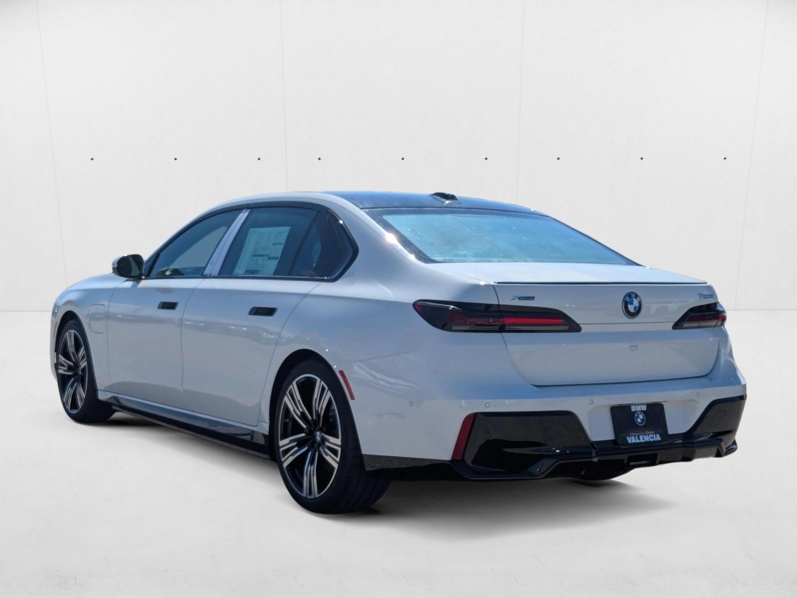 2025 BMW 7 Series 750e - Photo 9