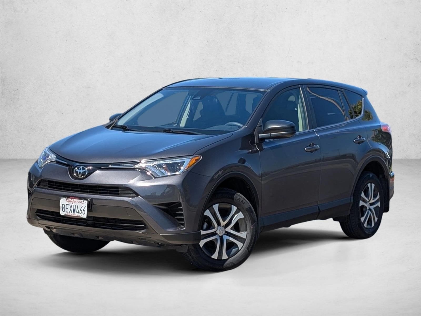 2018 Toyota RAV4 LE's photo