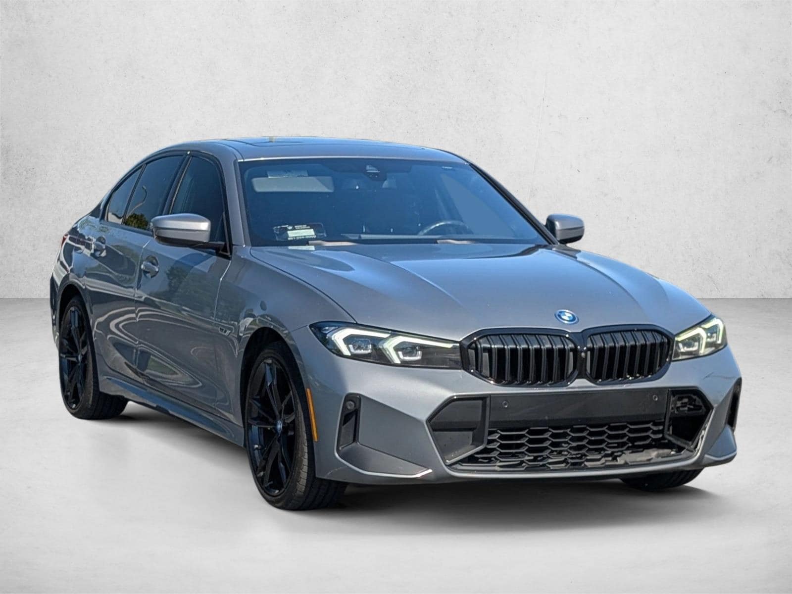 2023 BMW 330e xDrive photo 3