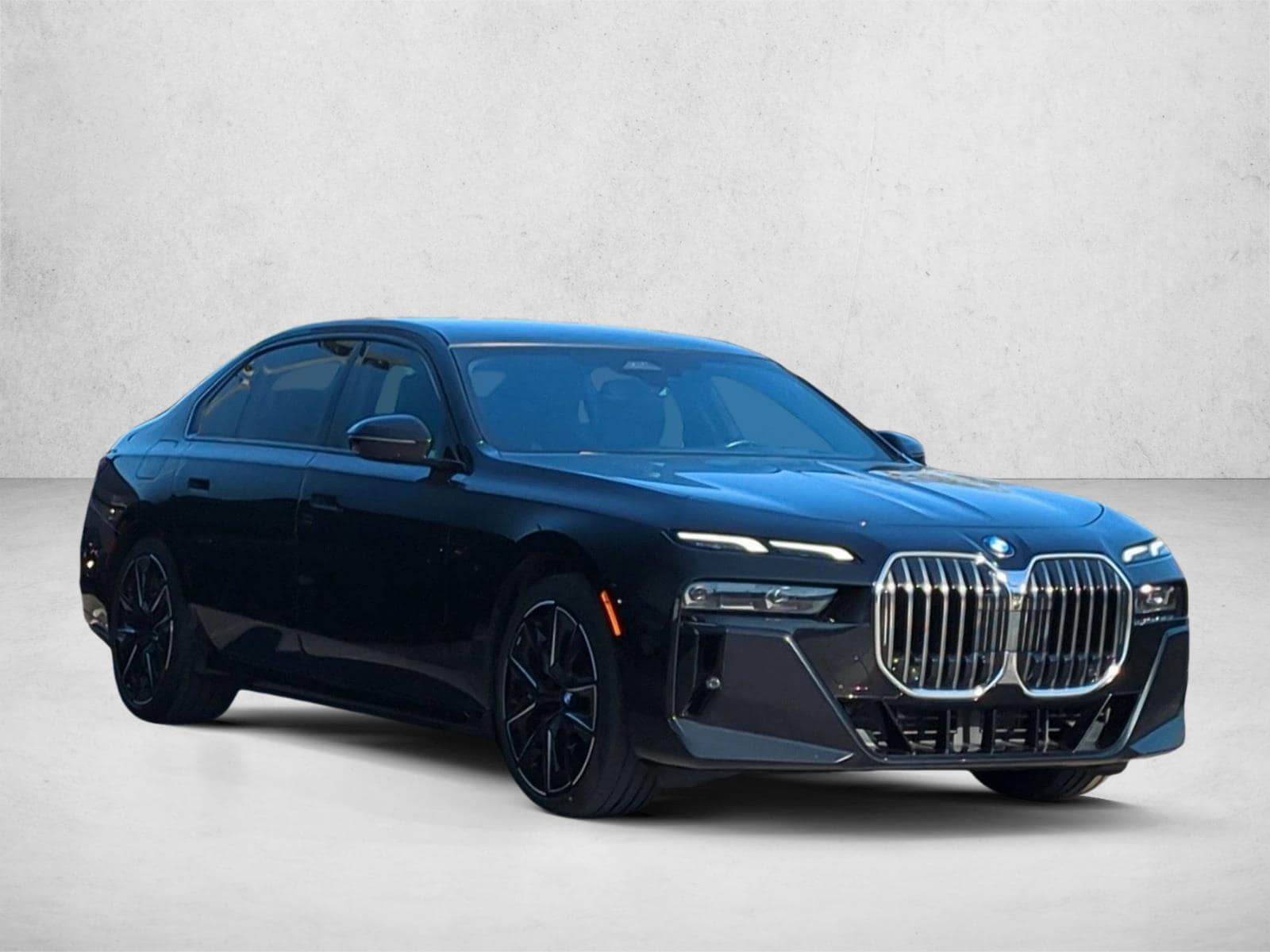 2023 BMW 760i xDrive photo 2