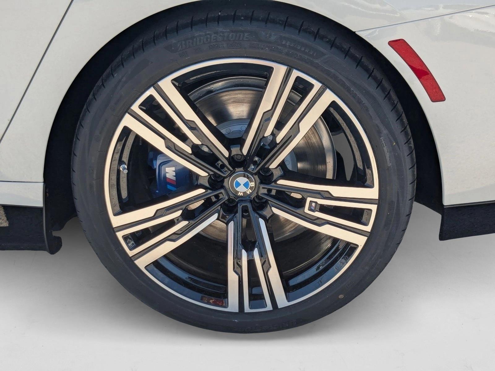 2025 BMW 7 Series 750e - Photo 10