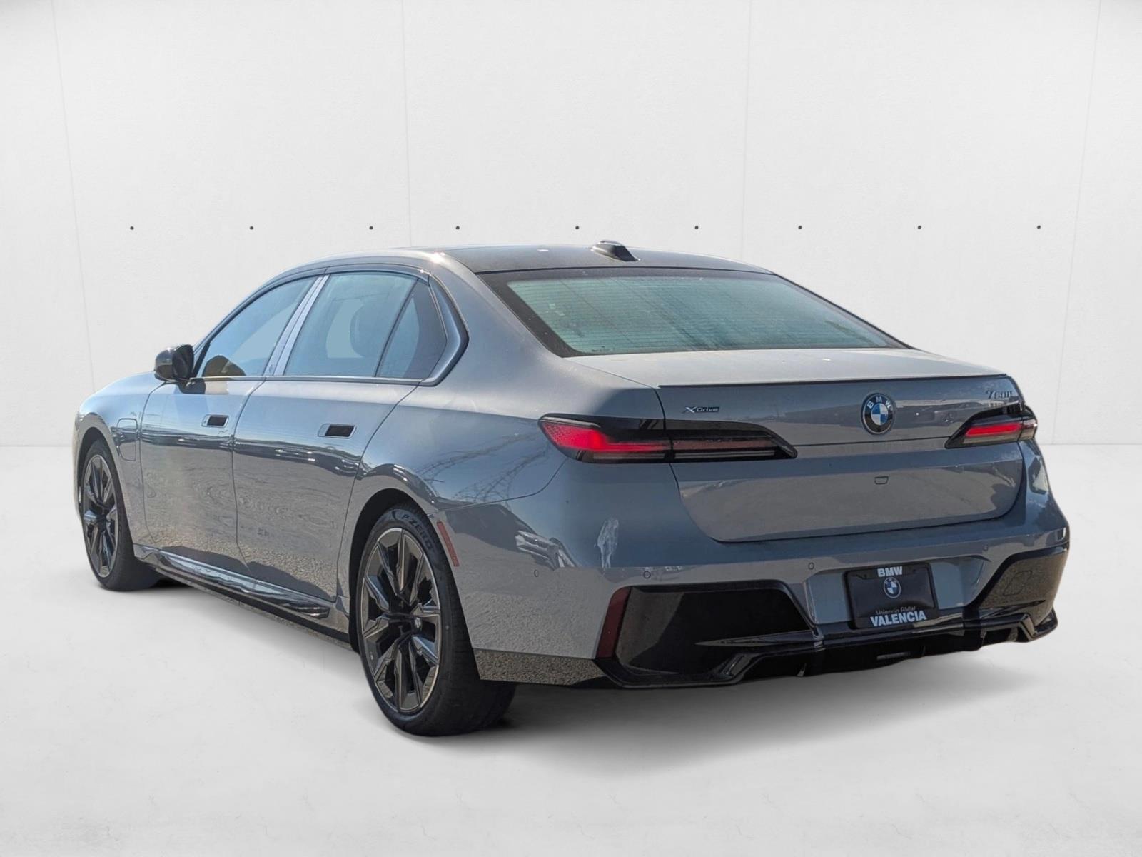 2025 BMW 7 Series 750e - Photo 9