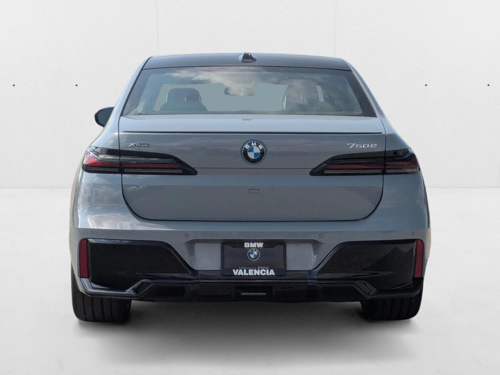 2025 BMW 7 Series 750e - Photo 8