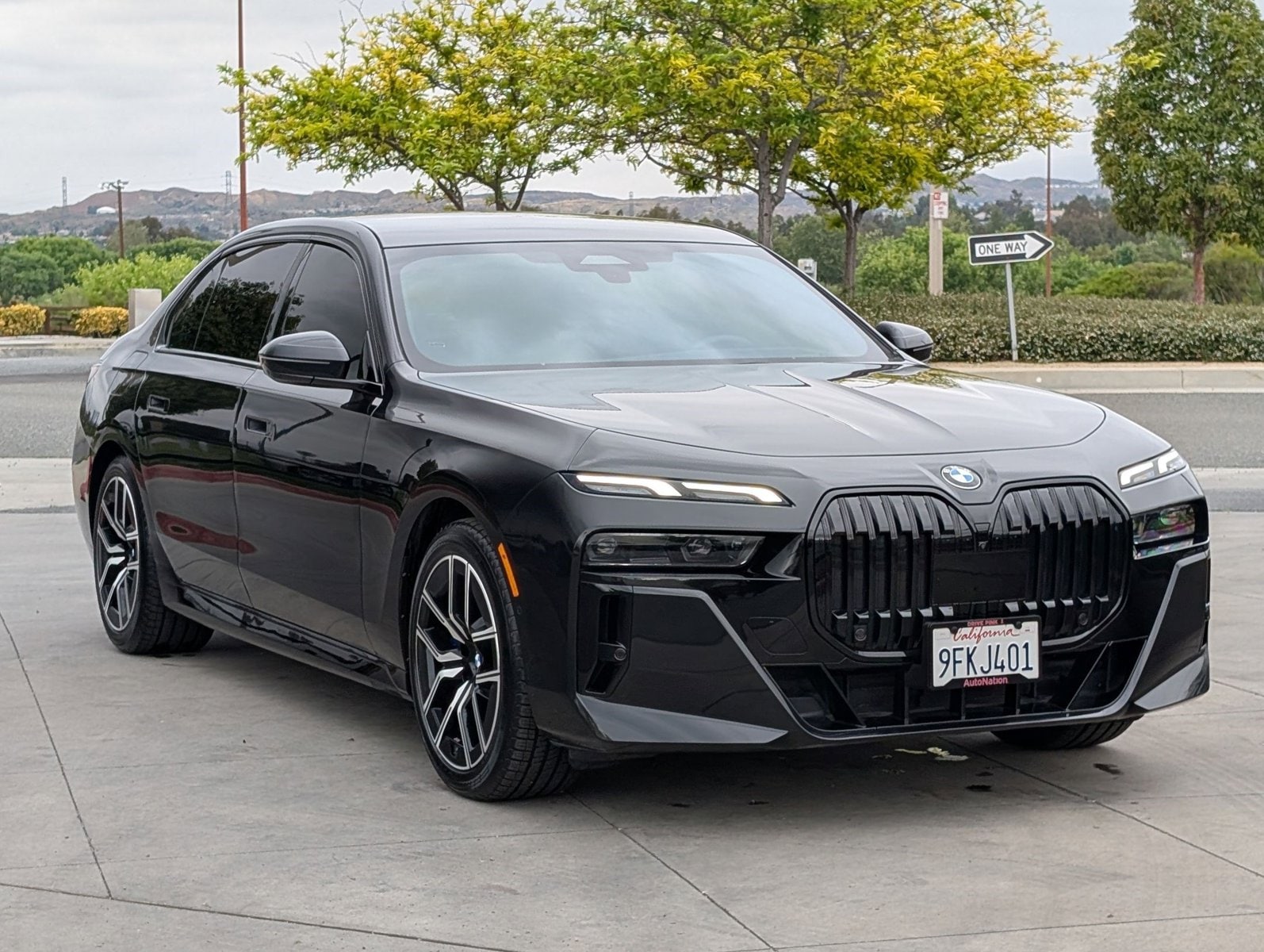 2023 BMW 740i photo 2