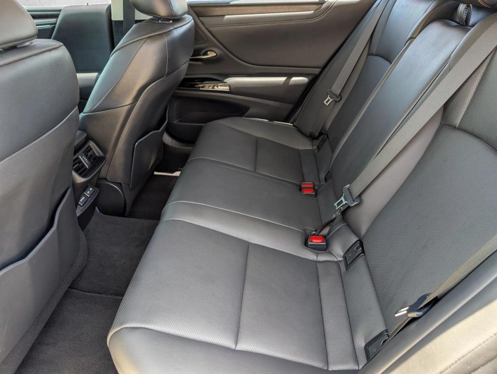 2024 Lexus ES Hybrid 300h - Photo 19
