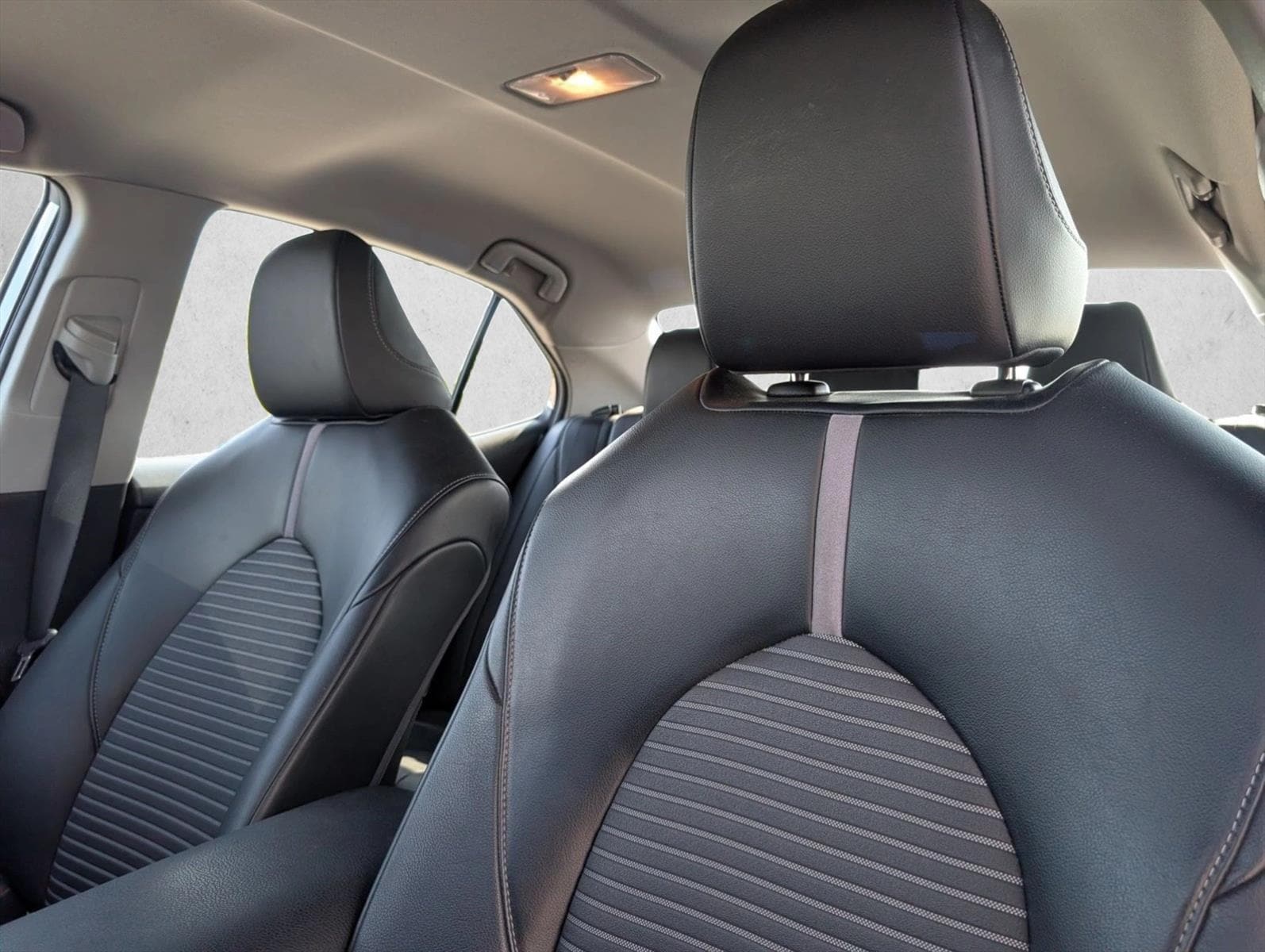 2021 Toyota Camry SE - Photo 18