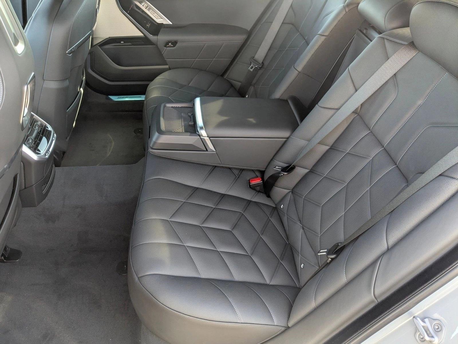 2025 BMW 7 Series 750e - Photo 17