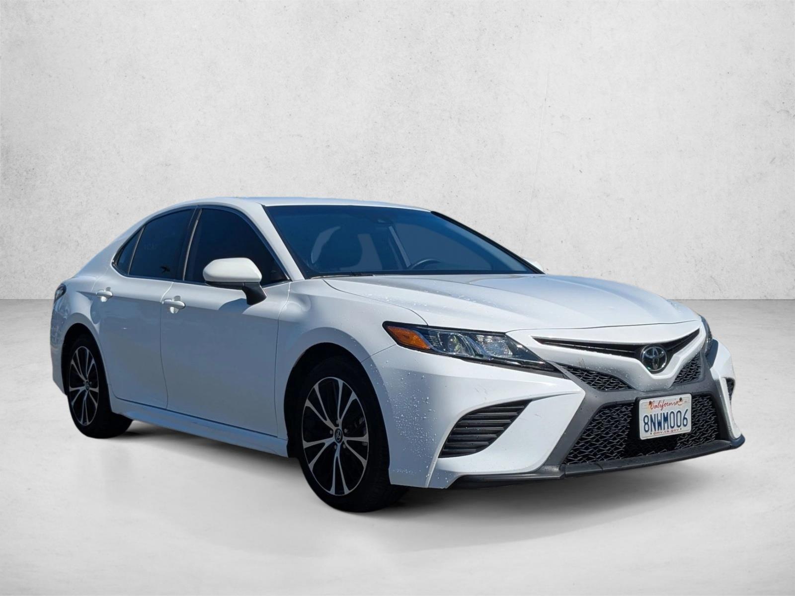 2020 Toyota Camry SE photo 3
