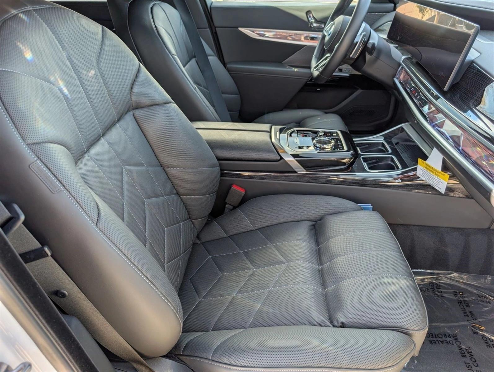 2026 BMW 7 Series 750e - Photo 23